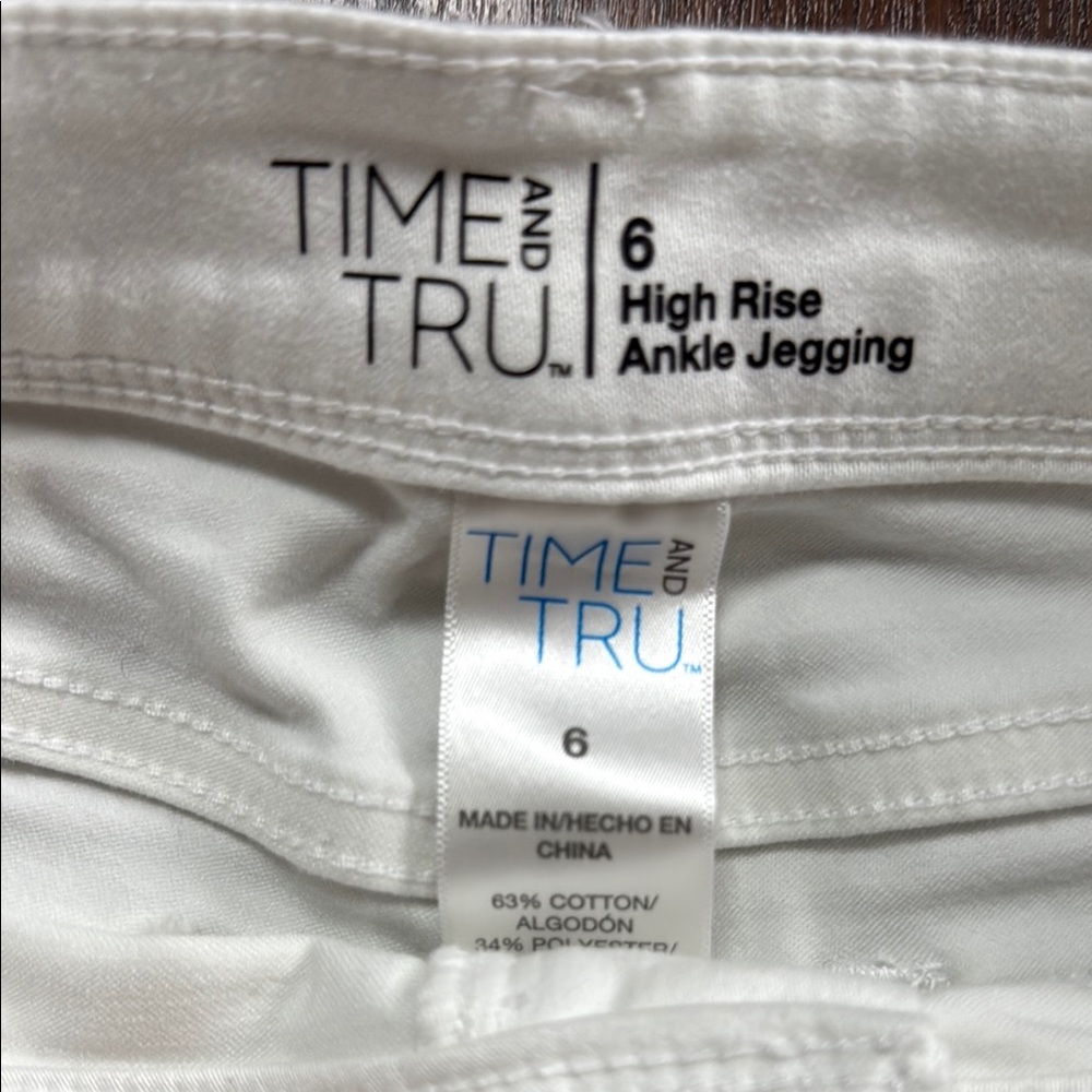 Time and Tru Women's White Jeggings - Picture 4 of 5